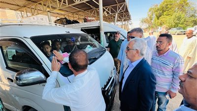 سكرتير عام قنا يتفقد مواقف السيارات ومحطات الوقود بمركز قفط لمتابعة تطبيق تعريفة المواصلات الجديدة