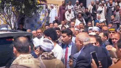 مشادة كلامية بين نائب محافظ سوهاج وسكرتير عام أمام المحافظ
