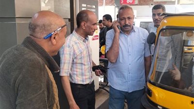 الديب يتابع ميدانيًا ضبط تسعيرة الوقود بأبوتيج.. ويشدد الرقابة علي المواقف