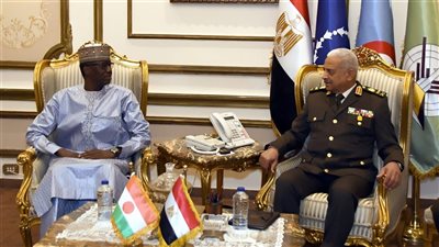 وزيرا دفاع مصر والنيجر يناقشان التطورات الإقليمية والدولية وانعاكساتها على أمن واستقرار أفريقيا