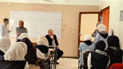 وكيل تعليم قنا يوضح مزايا البكالوريا المصرية خلال جولة متابعة بمدارس دشنا 