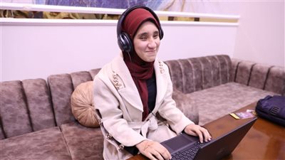 رئيس الوزراء يستجيب لطالبة كفيفة وبحلمها بلاب توب ومنحة برمجة مجانية