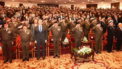 وزير الدفاع يشهد مناقشة بحث استراتيجي حول دور مصر الريادي في مجال الطاقة