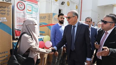 محافظ المنيا يسلم 23 جهاز عروسة مقدمة من مؤسسة 