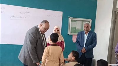 مدير عام التعليم العام بقنا يتابع سير الدراسة بمدرسة الشيخ علي الابتدائية بنجع حمادي | صور   