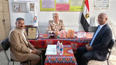 قائد قطاع قنا لمدارس التأسيس العسكري يتفقد الزخرفية العسكرية بنجع حمادي | صور
