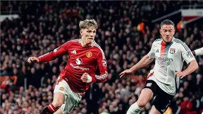 مانشستر يونايتد يحقق فوزًا مثيرًا على أستون فيلا بثلاثية ويواصل المنافسة في الدوري الإنجليزي