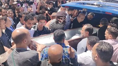 الحزن يخيّم على جنازة سليمان عيد.. حضور كبير وظهور لافت لنجوم الفن