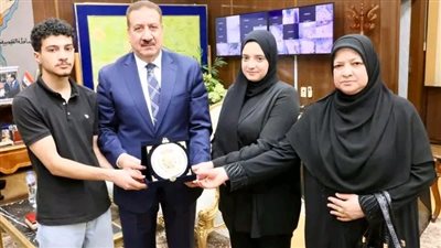 محافظ المنوفية يكرم أسرة مدير إدارة الباجور التعليمية الراحل ويمنحهم درع المحافظة