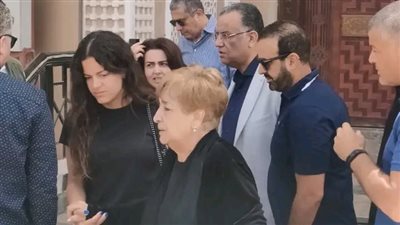 جنازة زوج الإعلامية سناء منصور.. مشاعر الحزن تسيطر والمشاهير يساندونها | صور