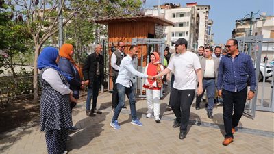 محافظ دمياط يتفقد حديقة بنت الشاطئ في شم النسيم ويطمئن على راحة المواطنين