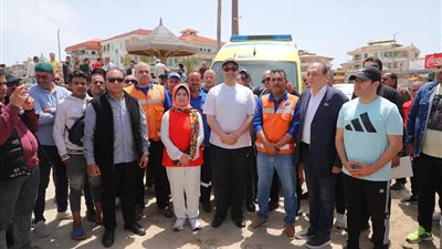 محافظ دمياط يتفقد رأس البر في شم النسيم ويؤكد جاهزية الشواطئ المجانية