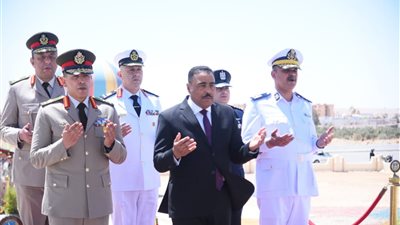 “شعيب” يضع  إكليلا من الزهور وقراءة الفاتحة على أرواح الشهداء بالنصب التذكاري للجندي المجهول بمطروح