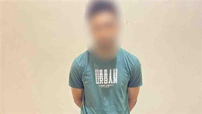 القبض على شخص يروّج لبيع شهادات جامعية مزوّرة عبر 