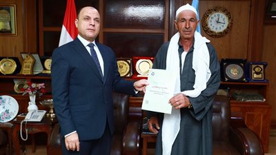 عبد المعطى يُسلّم 15 عقد تقنين أراضي أملاك دولة للمستفيدين من اهالى كفر الشيخ 