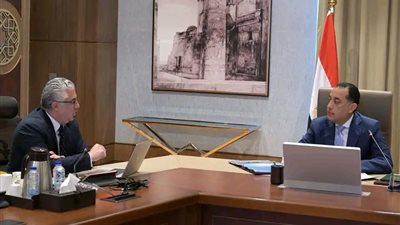 مدبولي يستعرض جهود جذب الاستثمارات وتطوير البنية التحتية بالمنطقة الاقتصادية لقناة السويس