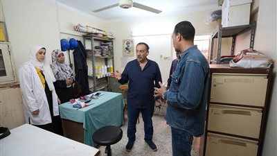 محافظ أسيوط: يُشدد على أهمية تطوير أداء إدارات مراقبة العهد والتموين الطبي