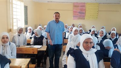 مدير عام تعليم نجع حمادي يتابع انتظام العملية التعليمية وانعقاد امتحانات شهر أبريل لصفوف النقل بالسادات الثانوية بنات