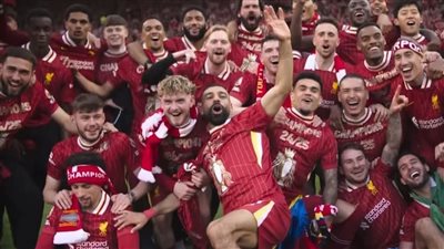 ليفربول يتوج بالدوري الإنجليزي الممتاز للمرة العشرين بعد فوز ساحق على توتنهام