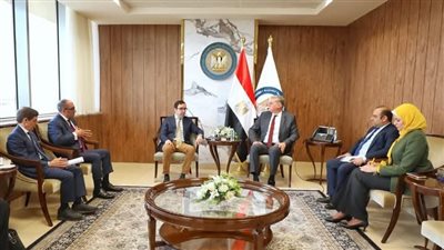 وزير البترول يجتمع مع شركة 
