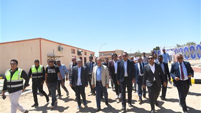 محافظ قنا ورئيس الجهاز المركزي للتعمير يتفقدان مزرعة الدواجن