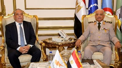  القائد العام للقوات المسلحة وزير الدفاع والإنتاج الحربى يلتقى وزير الدفاع القبرصى