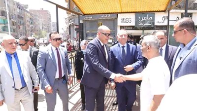 وزير العمل ومحافظ القاهرة يتفقدان إنشاء أماكن انتظار لعمال التراحيل بباب الشعرية لحمايتهم من الطقس
