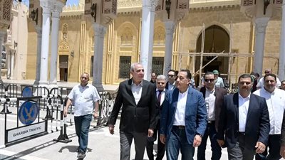 رئيس الوزراء يتفقد أعمال تطوير مسجد 