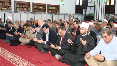  وزير الأوقاف ومحافظ الشرقية يحييان ذكرى الإمام عبد الحليم محمود بأداء صلاة الجمعة في مسجده ببلبيس