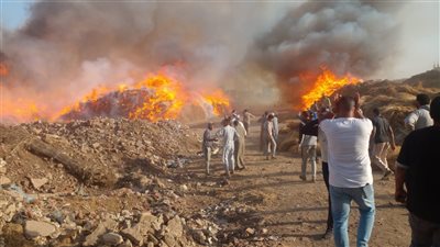 الدفع بـ 25 سيارة إطفاء للسيطرة على حريق هائل داخل شونة لتخزين الكتان بالغربية 