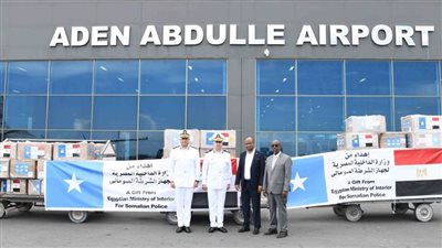 وزارة  الداخلية ترسل عدة شحنات من الملابس الشرطية إلى الصومال الشقيقة