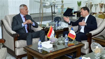 رئيس القابضة لمصر للطيران يبحث مع السفير الفرنسي زيادة حركة النقل الجوي بين البلدين
