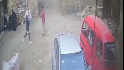 ضبط أحد الأشخاص حاملاً سلاح أبيض يقوم بترويع المواطنين بباب الشعرية 