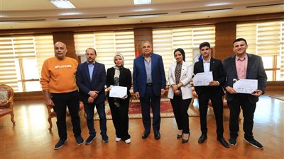 رئيس جامعة كفر الشيخ يكرم فريق كلية الذكاء الاصطناعي 