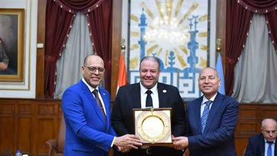 وزير العمل ومحافظ القاهرة يُكرمان موظف بوزارة العمل رفض رشوة من إحدى الشركات