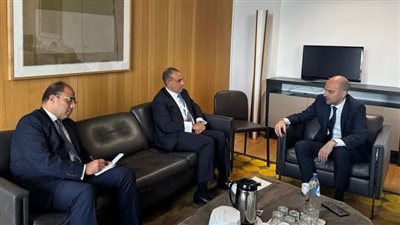 وزير الخارجية والهجرة يلتقى مع وزير خارجية فرنسا لتعزيز التعاون بين البلدين 