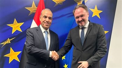 وزير الخارجية والهجرة يلتقى مع المفوض الأوروبي للطاقة والإسكان لتعزيز التعاون 
