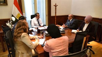 نائب رئيس مجلس الوزراء وزير الصحة يبحث مسارات التعليم التخصصي والدراسات العليا للأطباء