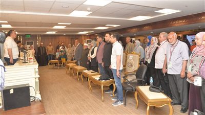 محافظ أسيوط يسلم تأشيرات وملابس الإحرام لـ320 حاجًا من الجمعيات الأهلية