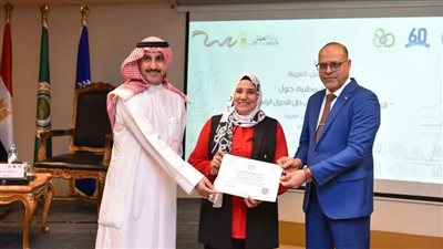 وزير العمل ومدير منظمة العمل العربية يُسلمان شهادات لخريجي دورة تدريبية عن 