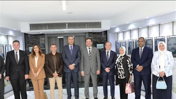 خلف الحدث