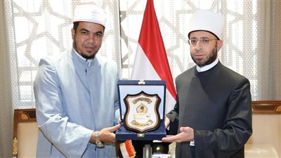 وزير الأوقاف يكرم إمامًا تبرع بجزء من جائزته لدعم غزة