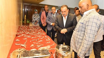 محافظ أسيوط يعلن إعادة تشغيل 1600 جهاز جراحي معطل في المستشفيات الحكومية