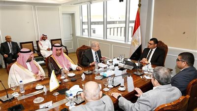 وزير الإسكان يستقبل وفدا من وزارتي 