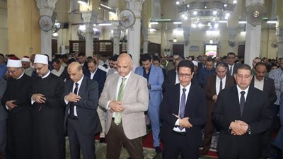 وسط فرحة غامرة.. محافظ القليوبية يؤدي صلاة عيد الأضحى بمسجد ناصر بمدينة بنها