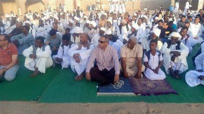 رئيس مدينة حلايب يؤدي صلاة عيد الأضحى وسط الأهالي ومشايخ القبائل
