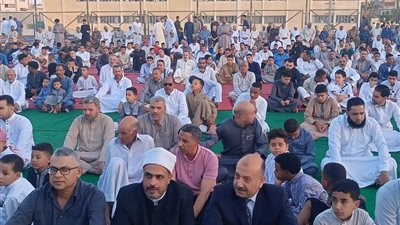 رئيس مدينة القصير يؤدي صلاة عيد الأضحى بساحة مدرسة السلام