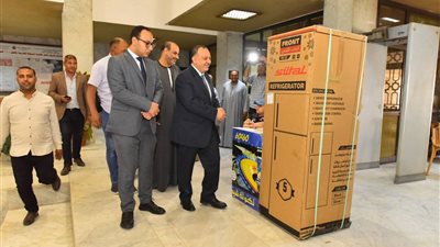 محافظ أسيوط يوزع أجهزة عرائس للفتيات الأولى بالرعاية دعمًا للتكافل الاجتماعي
