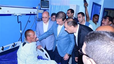 وزير الزراعة يزور مسئول حماية الأراضي المصاب بسوهاج ويصرف مكافأة مالية وترقية استثنائية