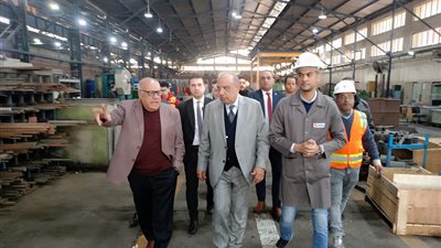 وزير الكهرباء يتفقد مصانع معدات الجهد العالي بالسويس: أحد الأذرع الأساسية للدولة